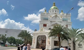 Công an nói gì về việc nhiều người tụ tập trước dinh thự của Ngân Collagen