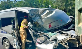 Giải cứu nữ hành khách mắc kẹt trong ô tô biến dạng sau va chạm