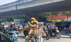 Dân quay clip phản ánh tới Cục trưởng CSGT để xử phạt xe máy chở tôn nghênh ngang trên đường