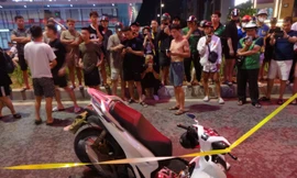 Một xe máy sụp hố 'tử thần' trên đường ở Hà Nội 