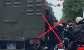 CSGT Hà Nội xử lý nhóm thanh niên ‘đầu trần’ đi xe máy, bám vào xe chở phạm nhân