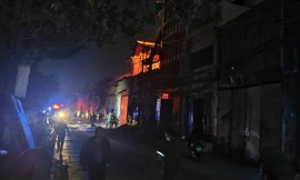 Lửa bùng cháy ngùn ngụt tại nhà xưởng ở Hà Nội