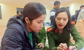 Hà Nội: Cảnh sát đến tận nhà hướng dẫn người dân cập nhật dữ liệu phương tiện và giấy phép lái xe