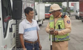 Nhiều lái xe ngỡ ngàng về quy định mới thí điểm phân làn xe tải trên cao tốc