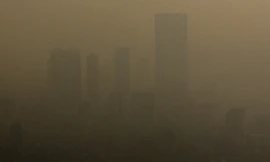 Loạt công trình biểu tượng của Hà Nội chìm trong lớp mù dày đặc