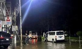 Hai học sinh tử vong nghi do rò điện sau khi triều cường ngập công viên