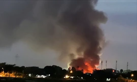 Hà Nội: Lửa ngùn ngụt tại nhà xưởng gần cầu Đuống