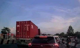 Container bất ngờ tông loạt ô tô trên cầu vượt ở Hà Nội