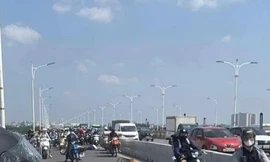 Hà Nội: Hai xe máy va chạm trên cầu Vĩnh Tuy, một người tử vong