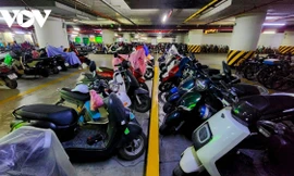 Nhiều hầm chung cư ở Hà Nội chỉ nhận gửi xe điện, chưa có chỗ sạc vì lo cháy nổ