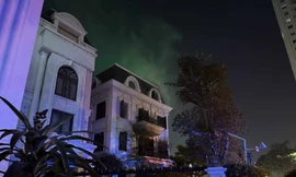 Khói bốc nghi ngút tại căn biệt thự ở Hà Nội, nhiều người hoảng hốt