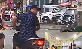 CSGT Hà Nội lập biên bản xử phạt tài xế xe SH không mũ, không gương, vung chân vào xe người đi đường