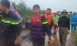 Đi qua đập tràn, cả gia đình bị lũ cuốn, người vợ tử vong