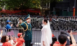 Chờ suốt 1 ngày 1 đêm, cặp đôi chụp ảnh cưới giữa khung cảnh tổng duyệt diễu binh gây sốt mạng