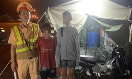 2 cháu bé đi xe điện từ Thanh Hoá ra Hà Nội để xem diễu binh, diễu hành