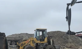 Phát hiện nhiều vi phạm về bến bãi vật liệu xây dựng trên tuyến sông Hồng, sông Tiền