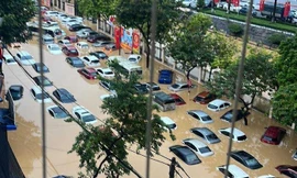 Thái Nguyên giữa lũ dữ: Người kêu cứu, nhà cô lập, ô tô 'bơi' giữa biển nước