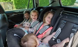 Cục CSGT: Người dân có thể sử dụng đai trẻ em, ghế trẻ em hoặc đệm trẻ em trên ô tô