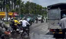 Hà Nội: Xác minh ô tô bục téc dầu đổ lênh láng ra đường, khiến nhiều xe máy trượt ngã 