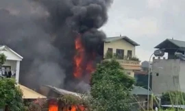 Lửa ngùn ngụt tại xưởng gỗ ở Hà Nội