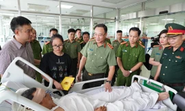 Thượng tướng Phạm Thế Tùng thăm chiến sĩ bị thương khi làm nhiệm vụ bảo vệ hợp luyện A80