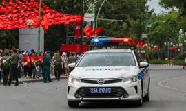 CSGT Hà Nội mở đường đưa cháu bé bị co giật đi cấp cứu