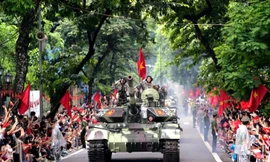 Đoàn xe bánh xích, thiết giáp hành quân trên đường phố Hà Nội