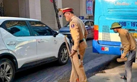 CSGT xử lý vết dầu máy loang dài 1km trên đường làm người dân trượt ngã