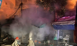 Chợ ở Hà Nội cháy dữ dội, sơ tán nhiều hộ dân, phong tỏa đường Trịnh Đình Cửu