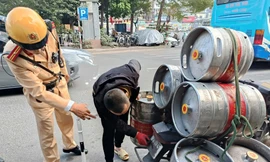 Lời biện minh 'quanh co' của tài xế che dán biển số xe