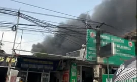 Kho chứa ở ngoại thành Hà Nội bốc cháy ngùn ngụt sau tiếng nổ lớn