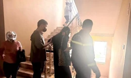 Cảnh sát hướng dẫn 45 người thoát khỏi chung cư xảy ra hỏa hoạn ở Hà Nội