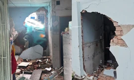 Taxi công nghệ tông thủng tường nhà dân ở TPHCM