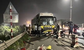 Hà Nội: Xe khách tông xe máy bốc cháy, 2 người tử vong