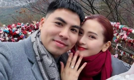 Cầu thủ Đức Huy cầu hôn MC Huyền Trang 