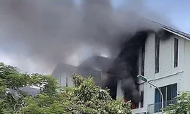 Lửa cháy ngùn ngụt tại căn biệt thự ở Hà Nội