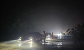 Nước dâng ngập cao tốc Hà Nội - Thái Nguyên, CSGT làm nhiệm vụ phân làn xuyên đêm