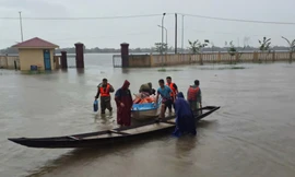 6 người đi cứu trợ bị lật ghe giữa mưa lũ tại Huế