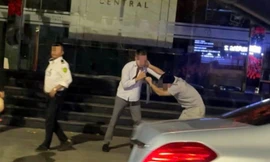 Tài xế xe máy vi phạm nồng độ cồn đánh lái xe ô tô biển ngoại giao 