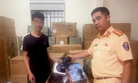 Hà Nội: Phát hiện xe tải chở gần 2.000 quạt, sạc điện không rõ nguồn gốc