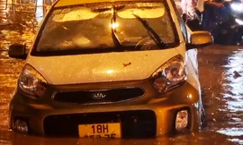 Mưa 'vàng' giải nhiệt đổ xuống Hà Nội, ô tô chết máy nằm giữa đường ngập sâu