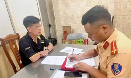 Hà Nội: Xử phạt tài xế xe tải để dầu diesel chảy xuống đường