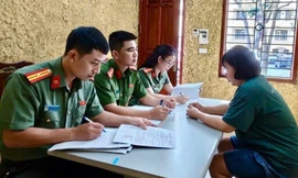 Công an Hà Nội bắt đối tượng lừa bán hơn 60 vé giả xem diễu binh, diễu hành