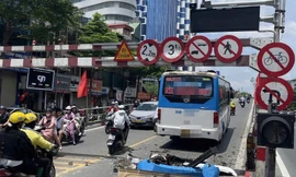 Xử phạt tài xế xe khách đâm vào thanh giới hạn chiều cao cầu vượt Tây Sơn - Thái Hà