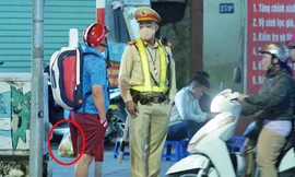 Rời quán bia, tiếp tục đi mua đồ về nhậu, người đàn ông bị CSGT xử phạt