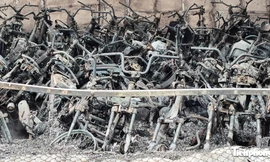 Cận cảnh hàng trăm xe máy bị lửa thiêu rụi trong bãi xe dưới cầu Vĩnh Tuy