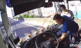 Mâu thuẫn ở đường Vành đai 3 trên cao, một người đàn ông lao lên xe khách rút chìa khóa rồi bỏ đi