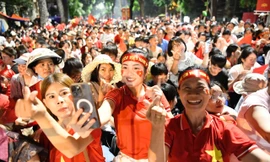 Biển người hát trong đêm ở Hà Nội