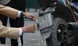 Hà Nội: Cảnh sát xử lý nhiều tài xế che biển số để 'qua mặt' camera AI