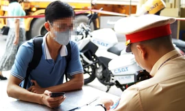 CSGT xử phạt nhiều người đi xe máy vẫn leo vỉa hè, vượt đèn đỏ 